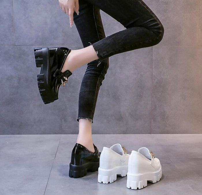 Comfortable, non-slip platform loafers Image