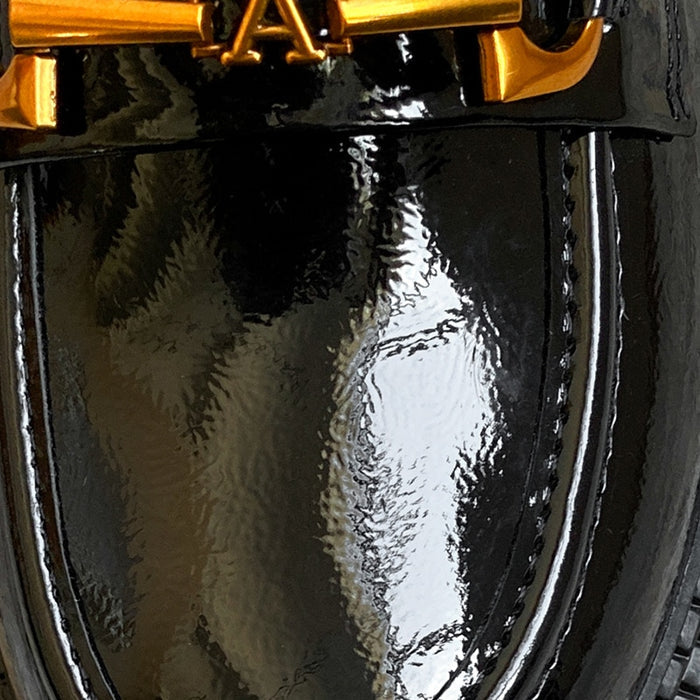 A chic and trendy look thanks to the chain and black patent leather! Image
