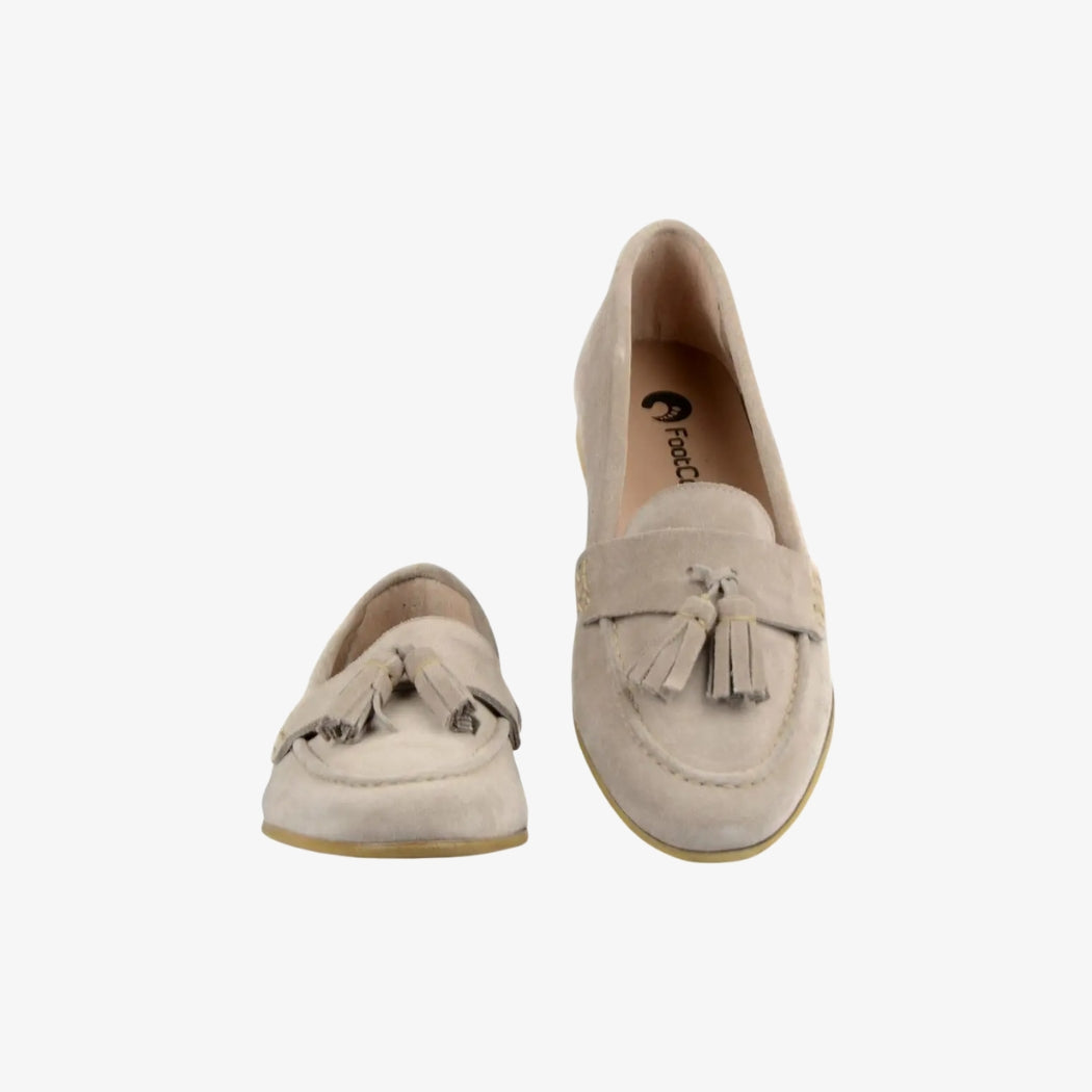 Women's beige suede loafers with decorative tassels on top for a refined, timeless style. These flat shoes offer optimal comfort and an elegant look, perfect for everyday wear or casual occasions.