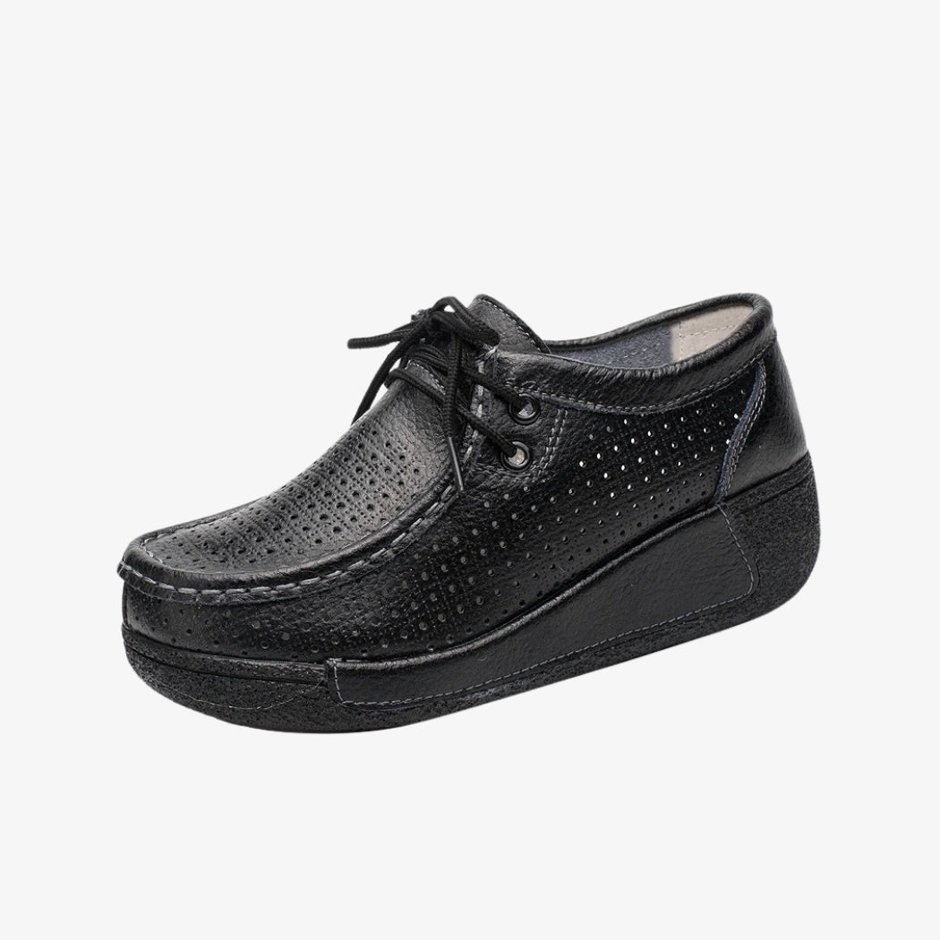 Women's black leather loafers with a perforated design for better airflow. With laces for a precise fit, these elegant shoes have black wedge soles that give good support and optimal comfort all day long.