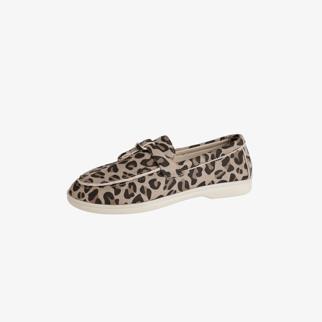 Women's suede loafers with an elegant leopard print. These lightweight, comfortable shoes have a discreet white sole and a decorative bow on top, perfect for a relaxed, trendy style.