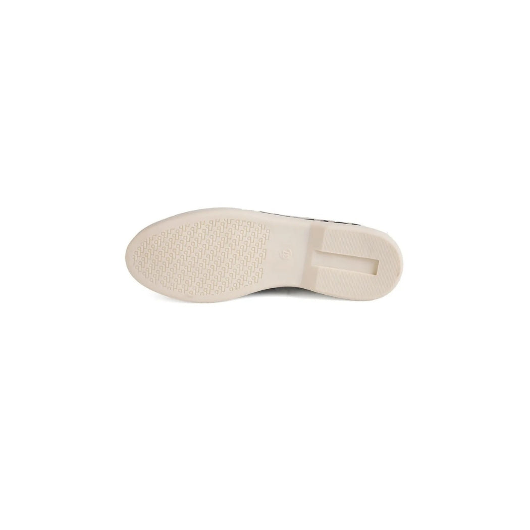 Women's suede loafers with an elegant leopard print. These lightweight, comfortable shoes have a discreet white sole and a decorative bow on top, perfect for a relaxed, trendy style.