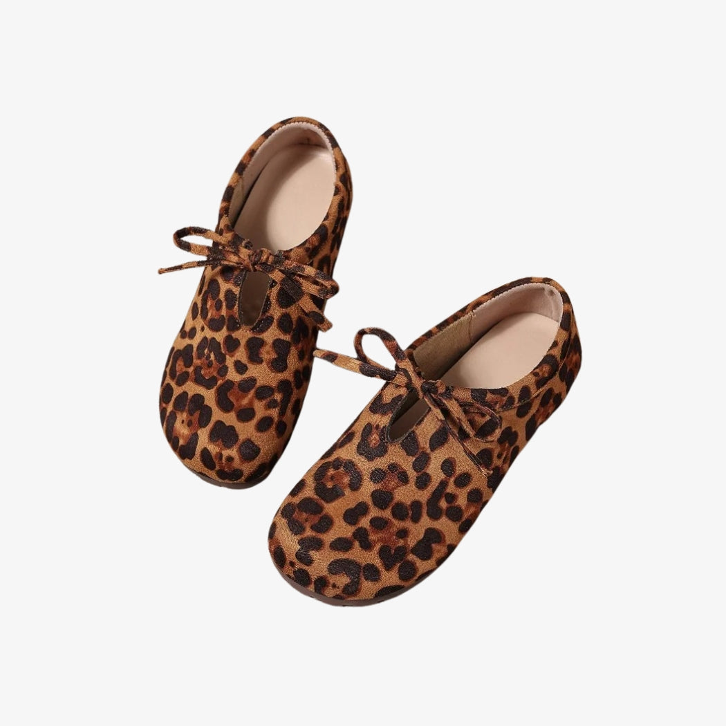 Women's loafers in faux suede with a bold leopard print. These elegant shoes are decorated with a delicate bow on top, adding a feminine touch. Comfortable and light, they are ideal for a casual-chic style.