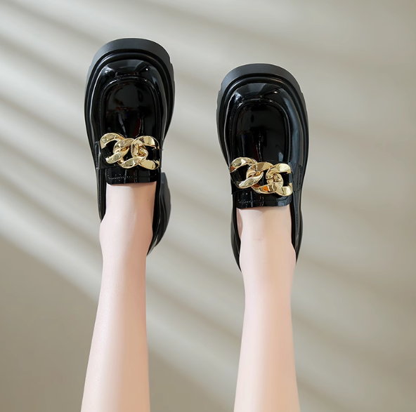 Women's square-heeled loafers with gold-chain