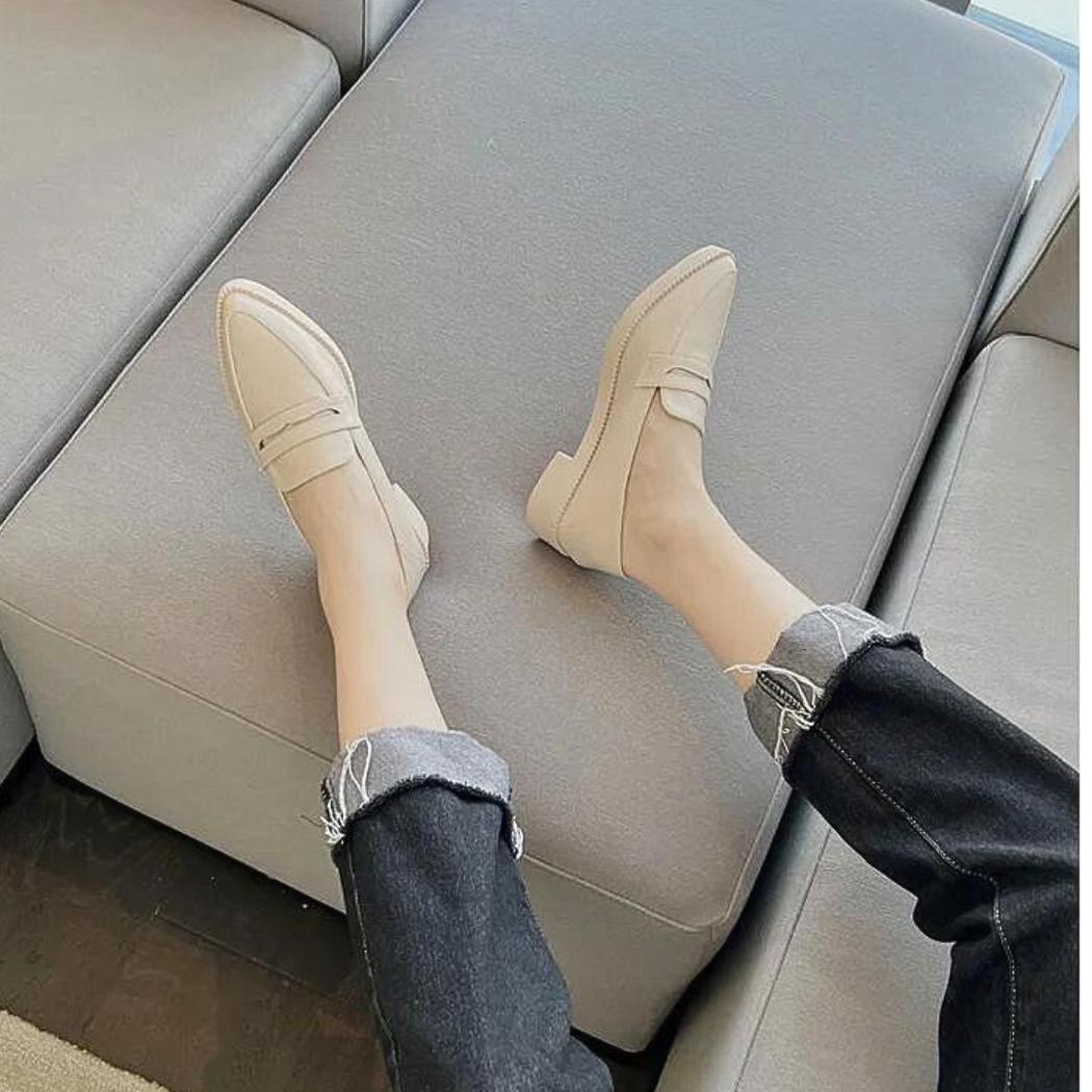 Women's square-heel loafers with a pointed toe