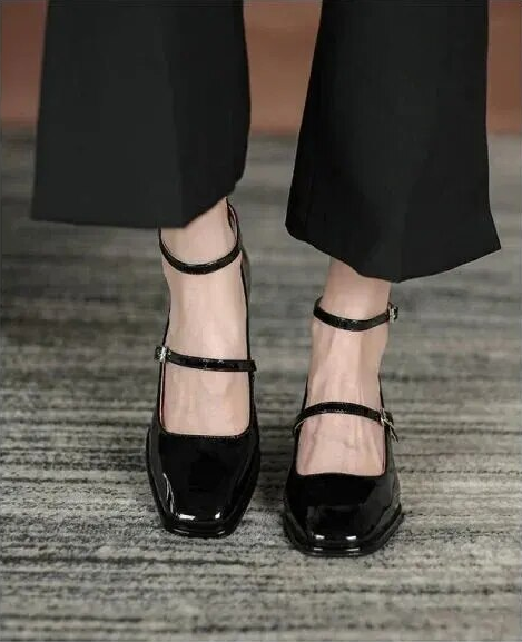 Patent Varnished Mary Jane shoes with heel for women