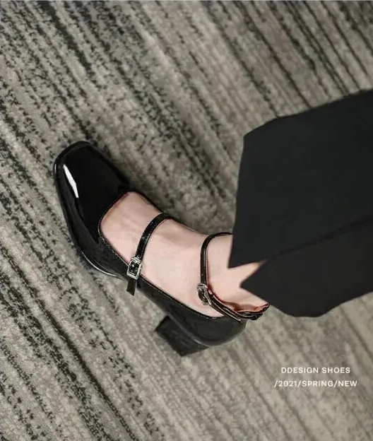 Patent Varnished Mary Jane shoes with heel for women