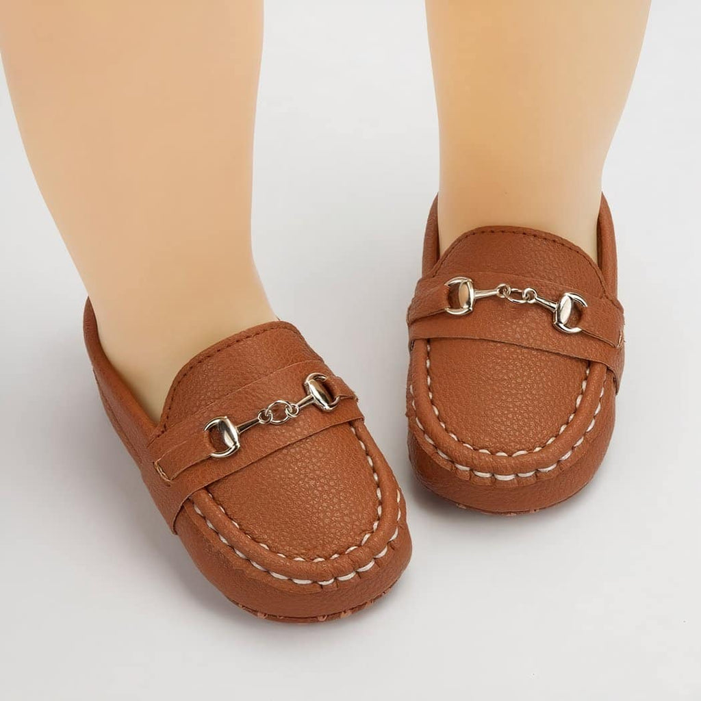 Baby moccasins in grained leather with silver bits