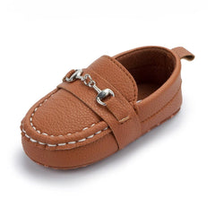 Baby moccasins in grained leather with silver bits, Brown