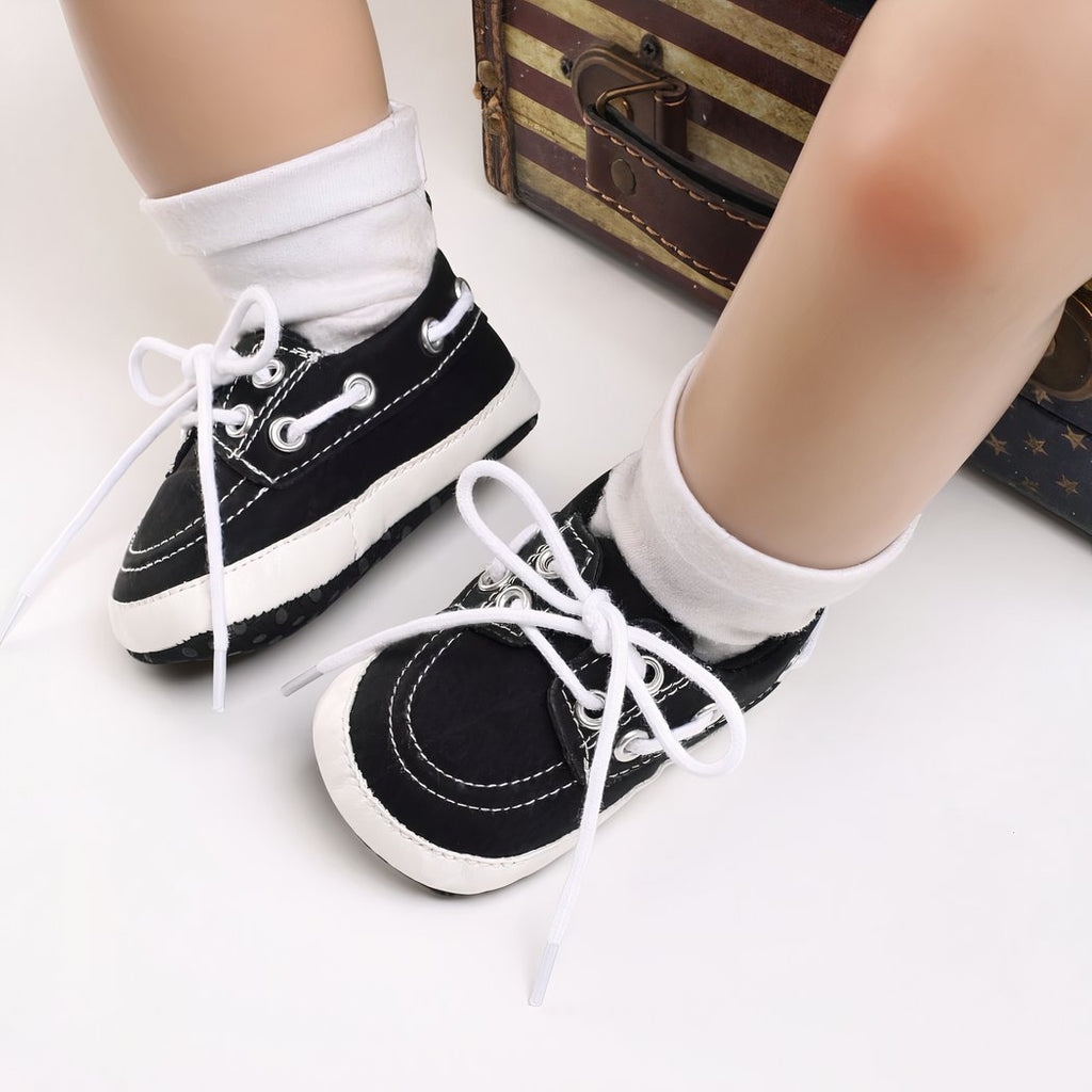 Boat-style lace-up moccasins for baby boys
