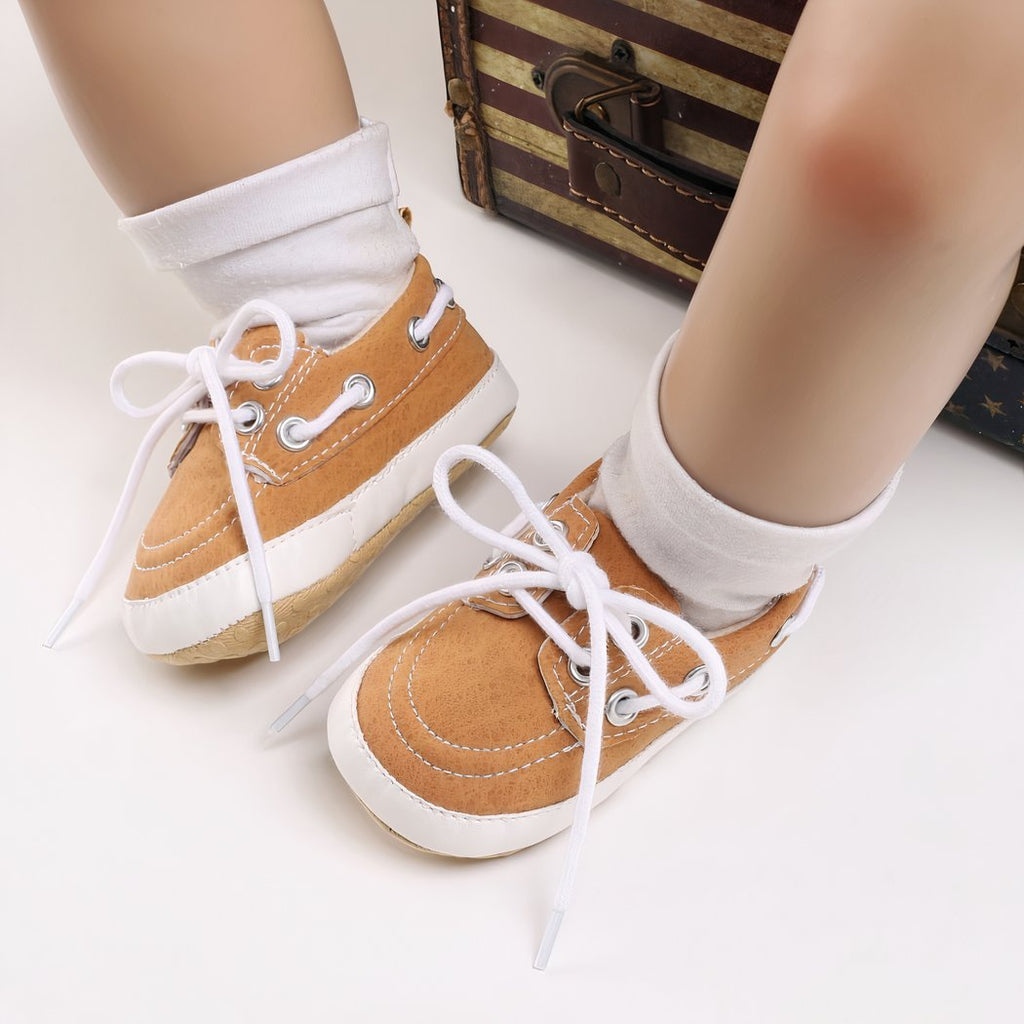Boat-style lace-up moccasins for baby boys