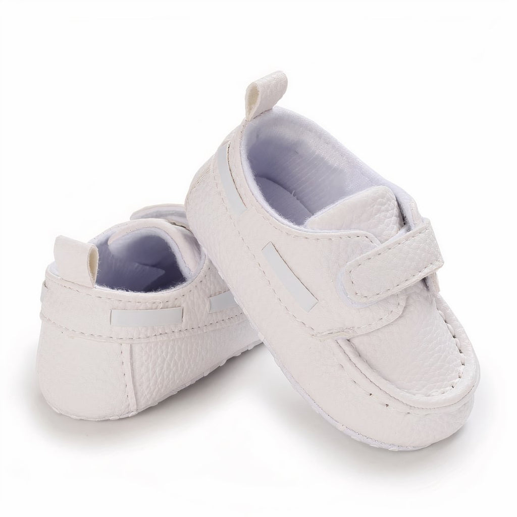 Boat-style moccasins with velcro closure for babies