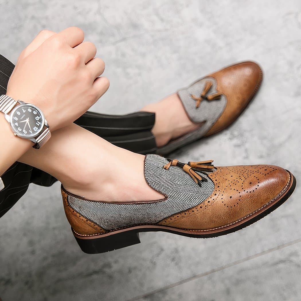 Elegant two-material loafers with tassels