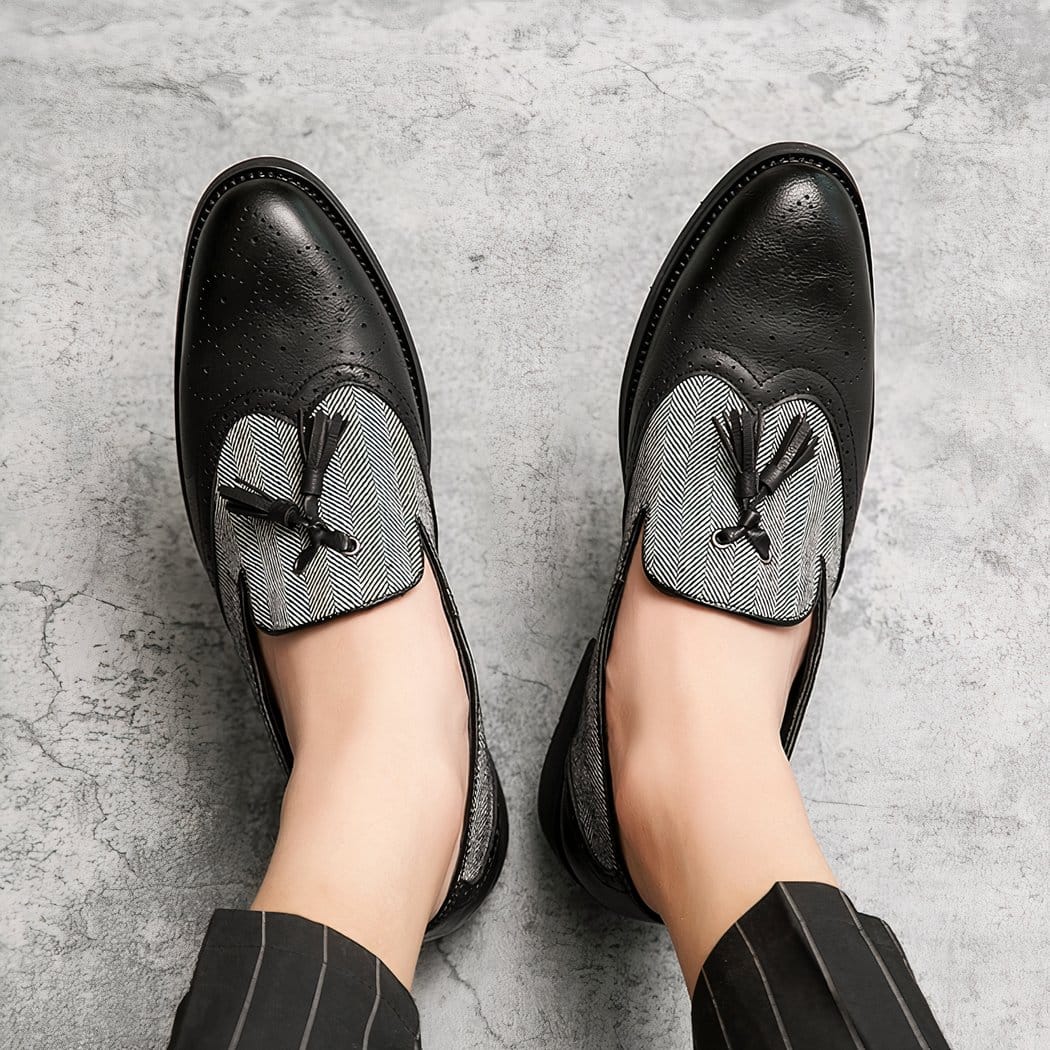 Elegant two-material loafers with tassels