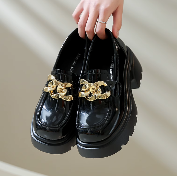 Women's square-heeled loafers with gold-chain
