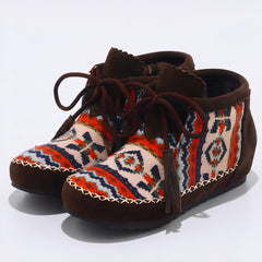 Indian moccasins with ethnic motifs, Brown