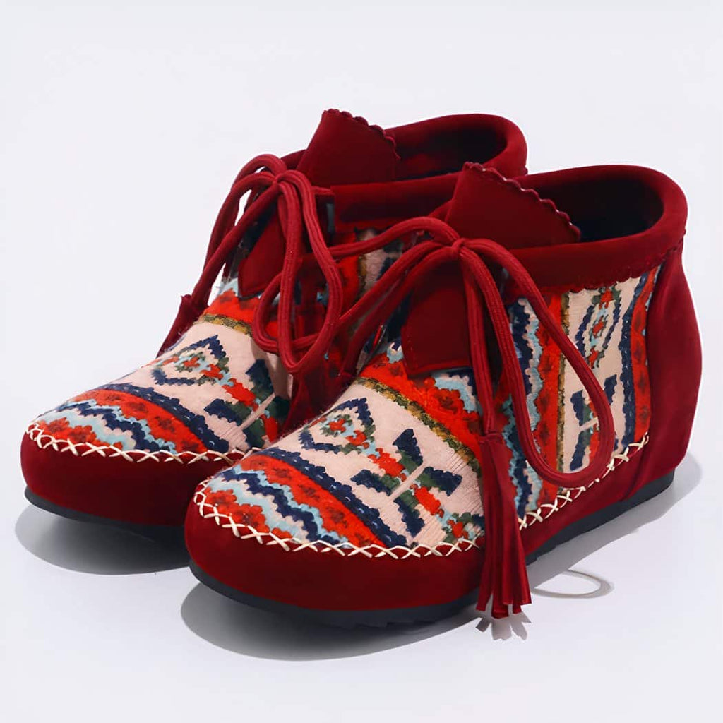 Indian moccasins with ethnic motifs