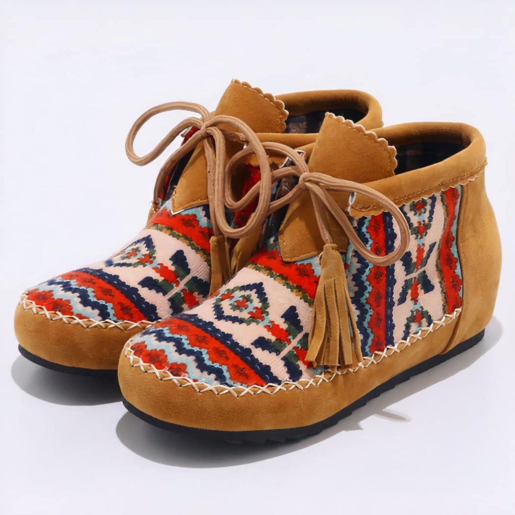 Indian moccasins with ethnic motifs