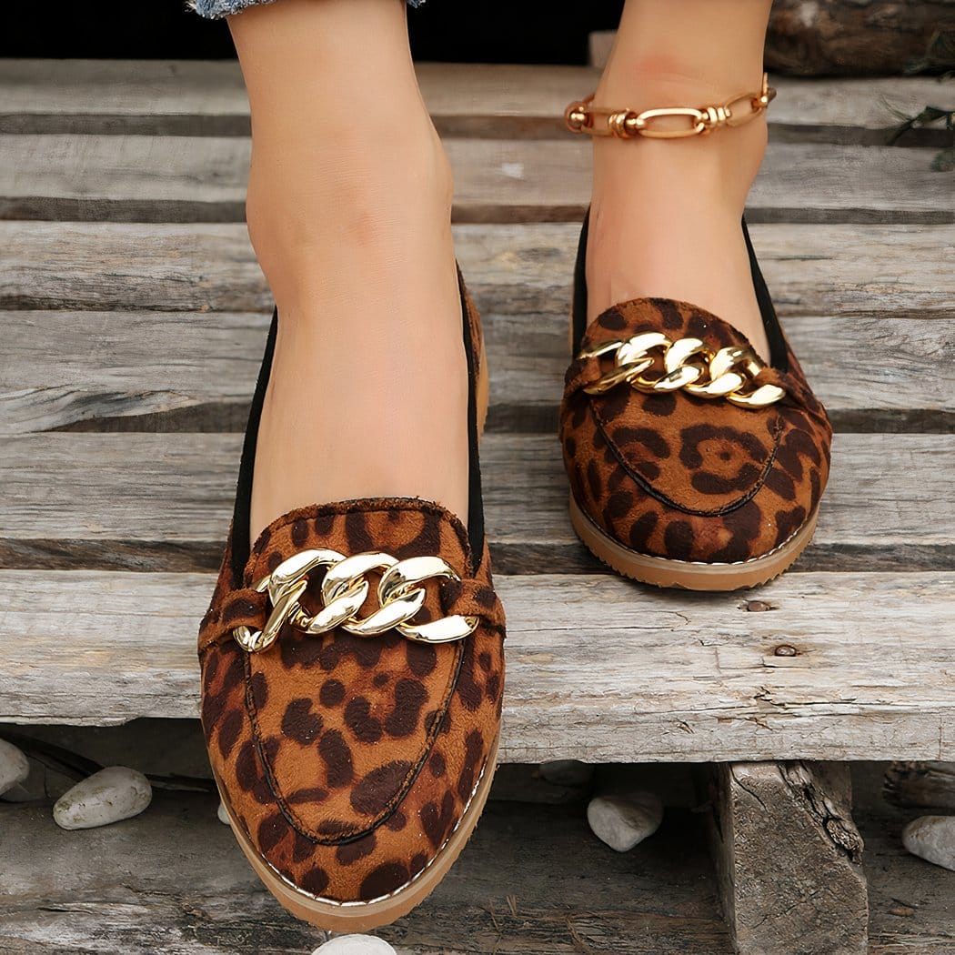 Low-heeled loafers with leopard print and gold chains