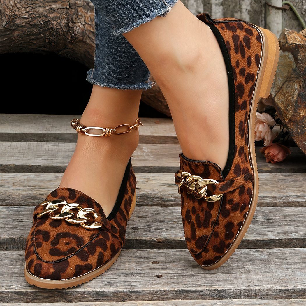 Low-heeled loafers with leopard print and gold chains