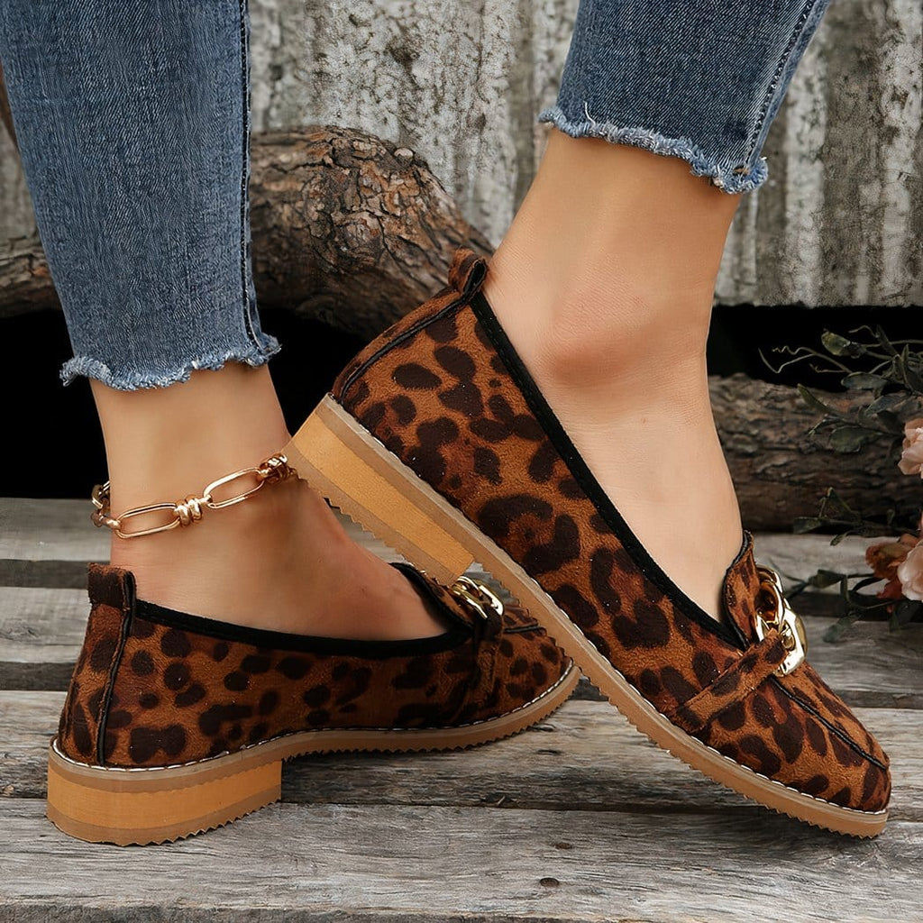Low-heeled loafers with leopard print and gold chains