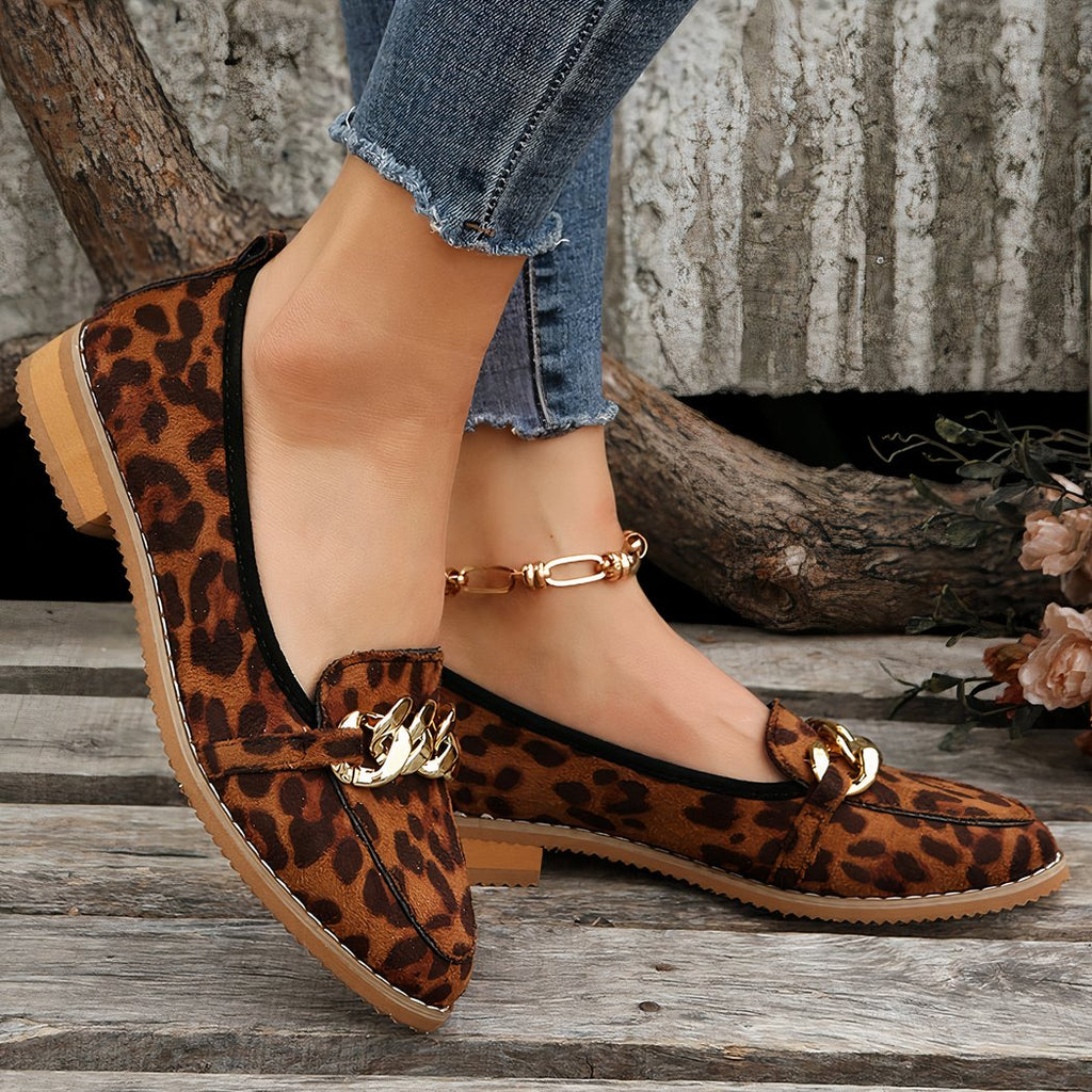 Low-heeled loafers with leopard print and gold chains