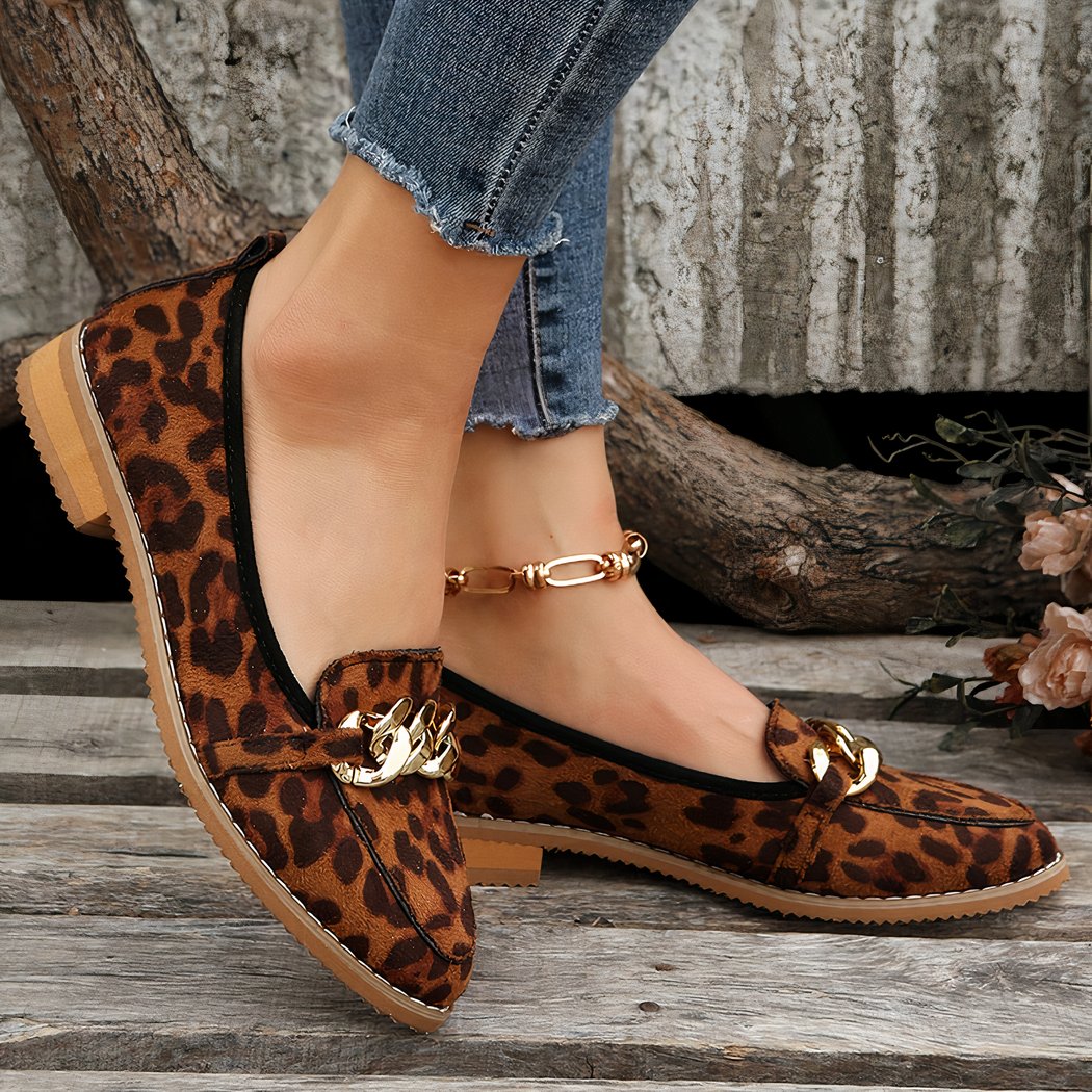 Low-heeled loafers with leopard print and gold chains