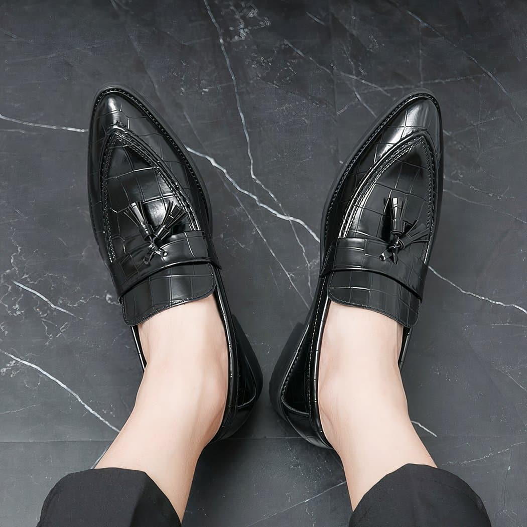 Men's pointed-head loafers with acorns