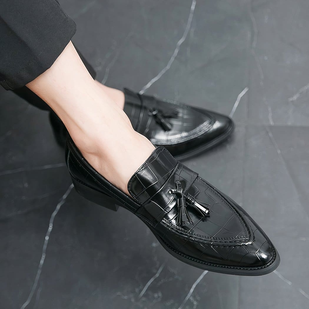 Men's pointed-head loafers with acorns