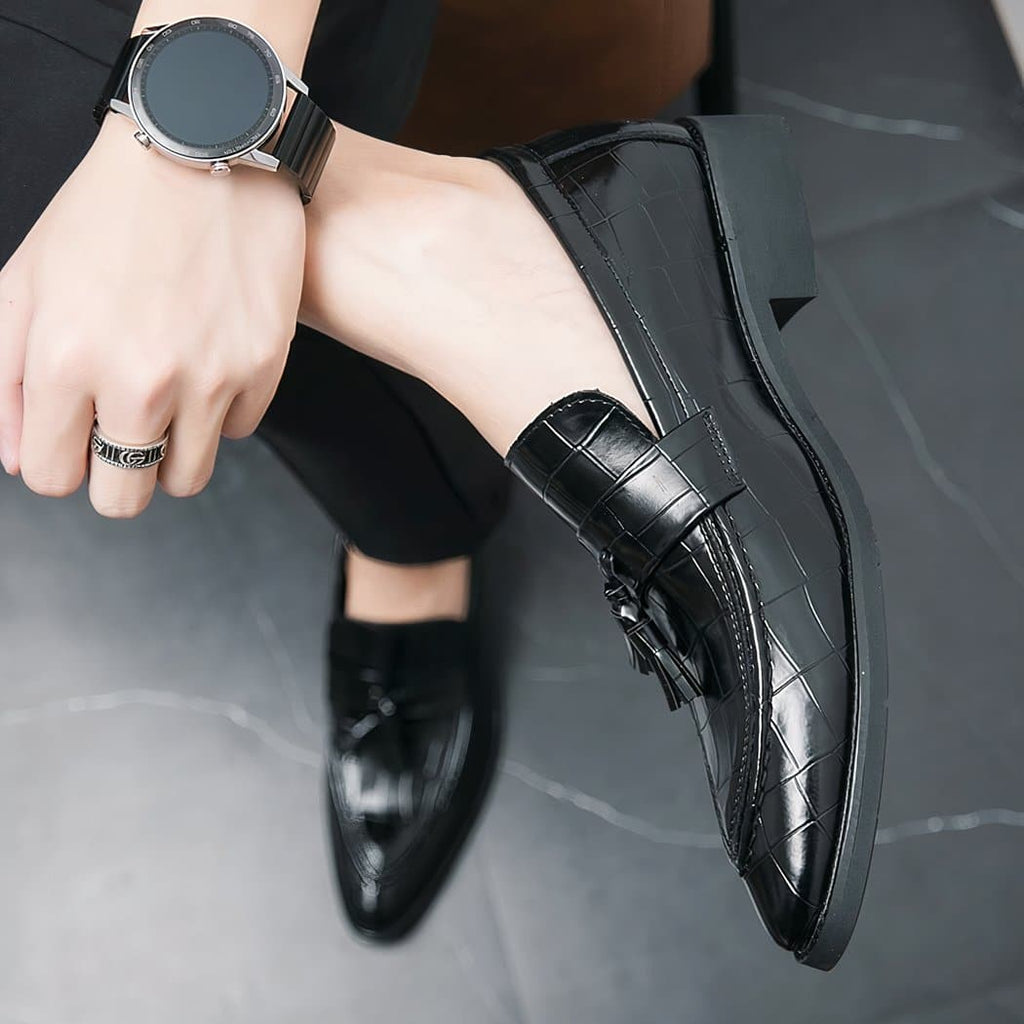 Men's pointed-head loafers with acorns