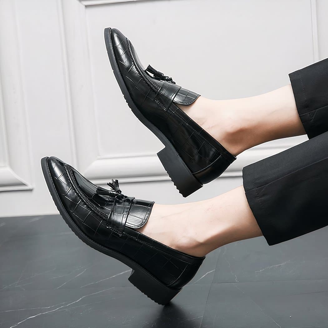 Men's pointed-head loafers with acorns