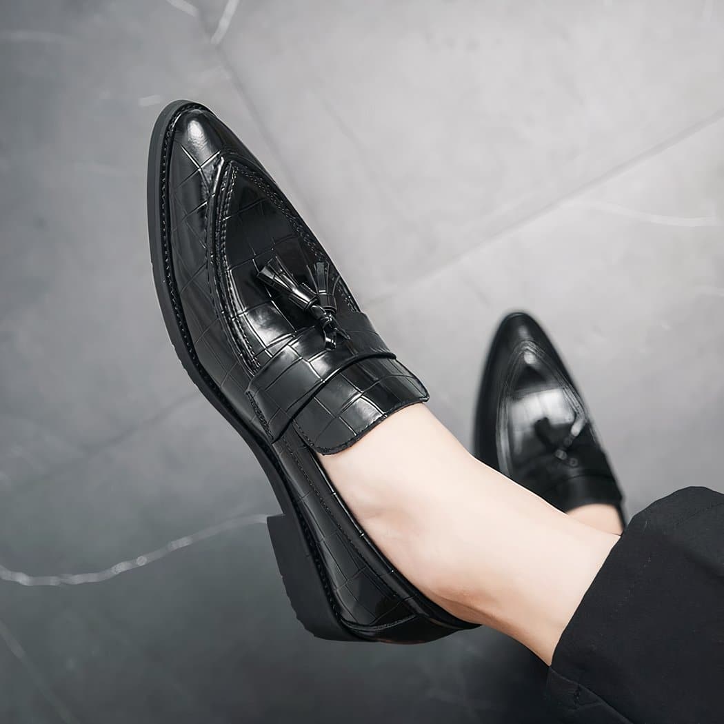 Men's pointed-head loafers with acorns