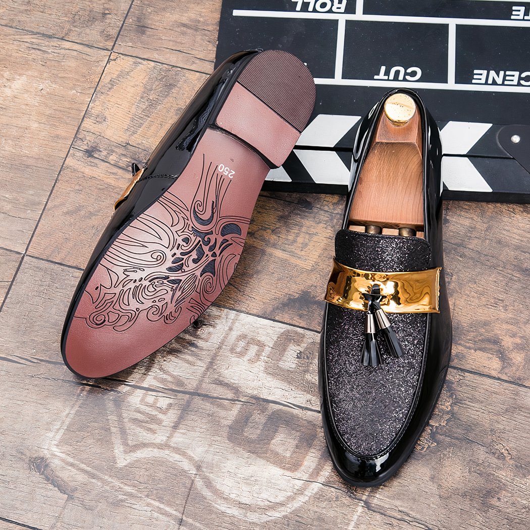 Men's synthetic leather tassel loafers with gold band