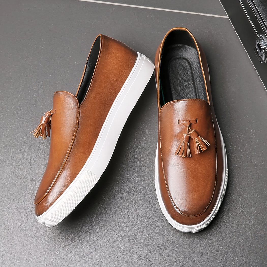Men's synthetic leather tassel loafers with white soles