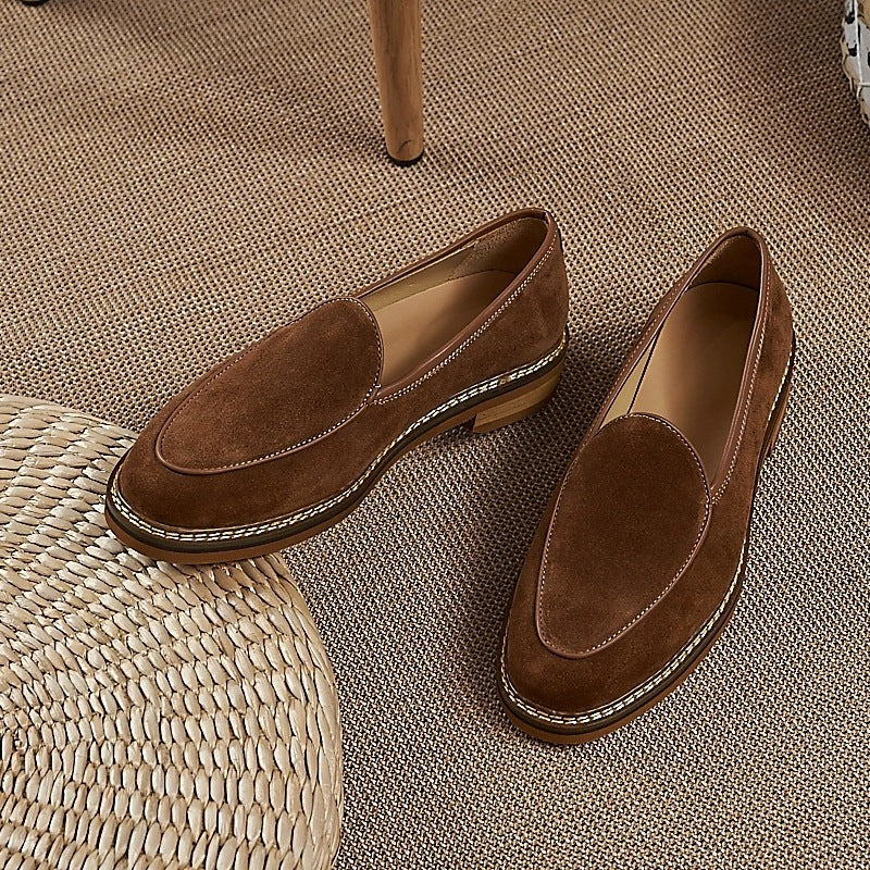 Men's dress loafer with visible stitching, brown detail of the upper