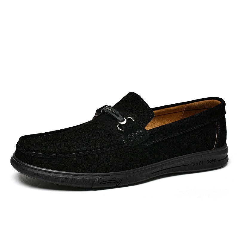 Men's leather loafer with gum sole and metal buckle, black close-up of the sole