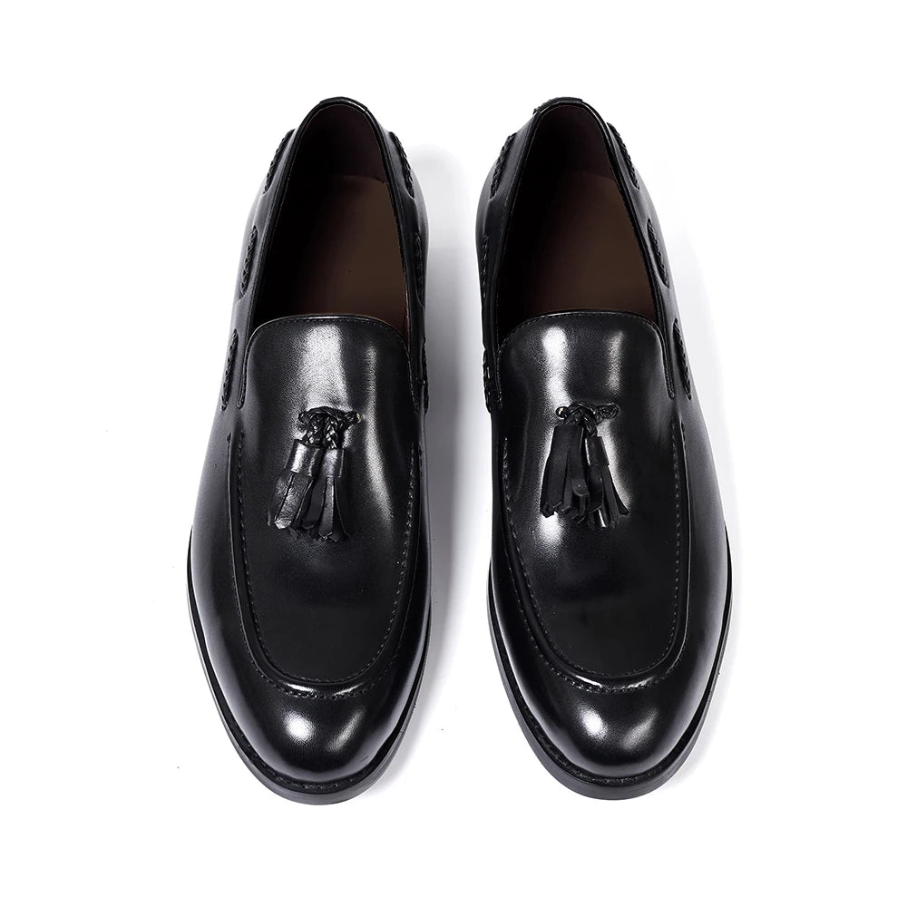 Men's tassel loafers with decorative tassels, Black, close-up