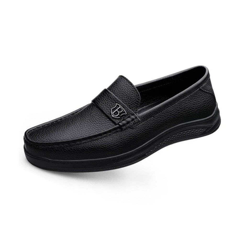 Round toe of the black grained leather moccasin