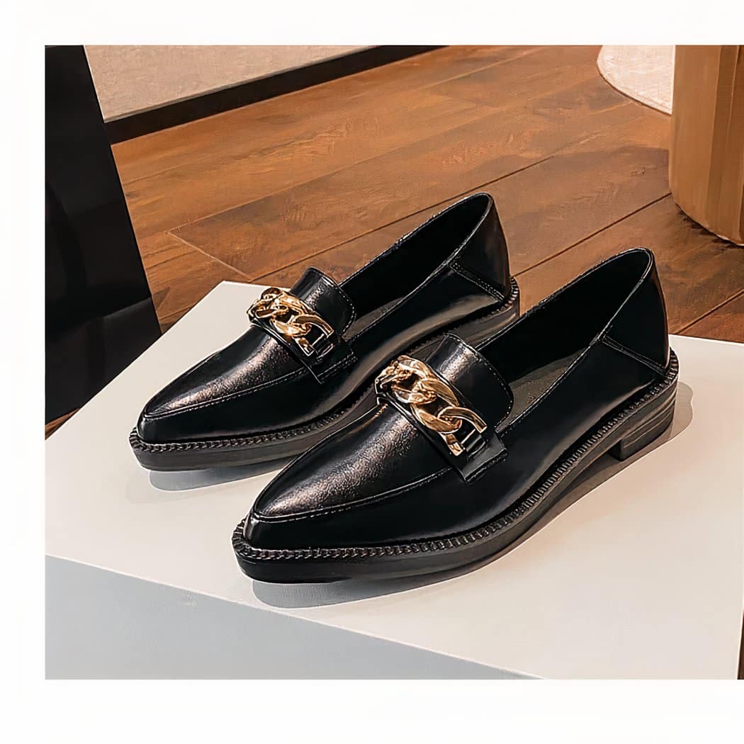 Pointed-toe faux patent leather loafers with chain