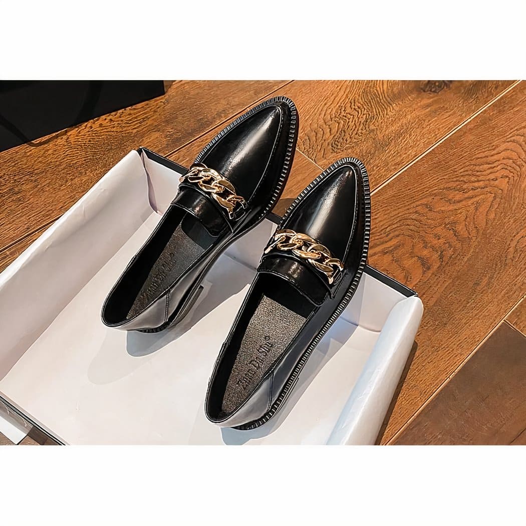Pointed-toe faux patent leather loafers with chain