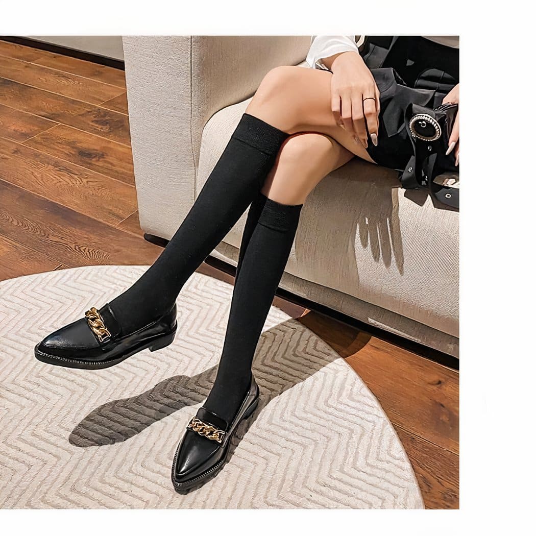 Pointed-toe faux patent leather loafers with chain