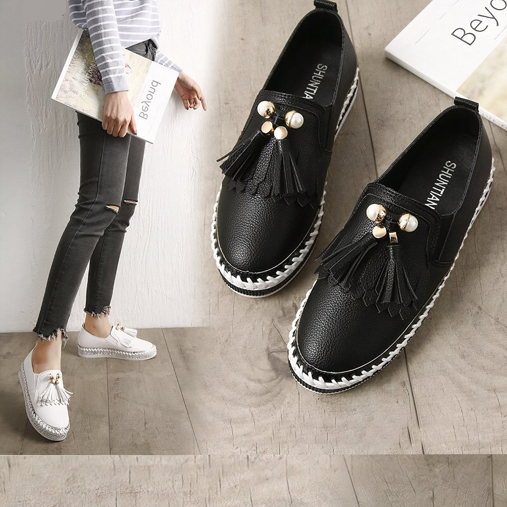 Soft loafers with tassels and trendy details for women