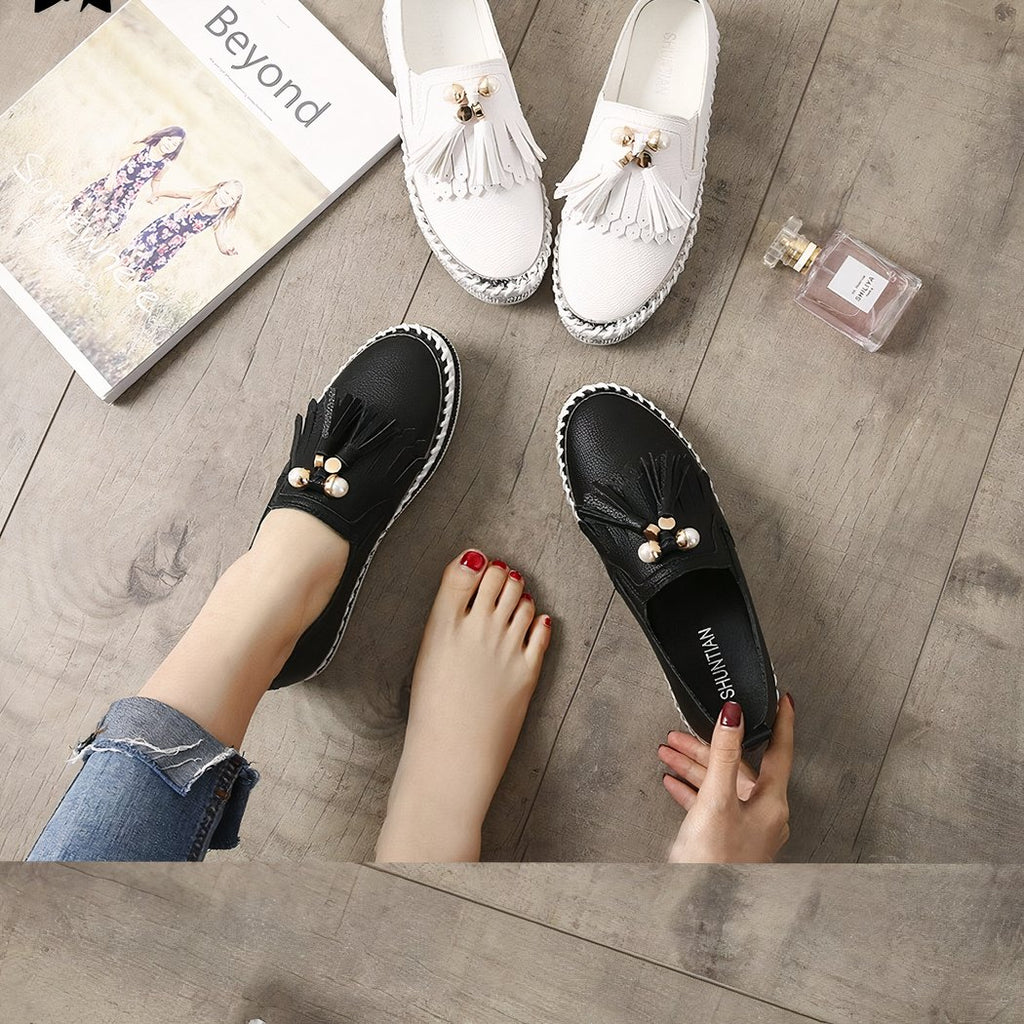 Soft loafers with tassels and trendy details for women