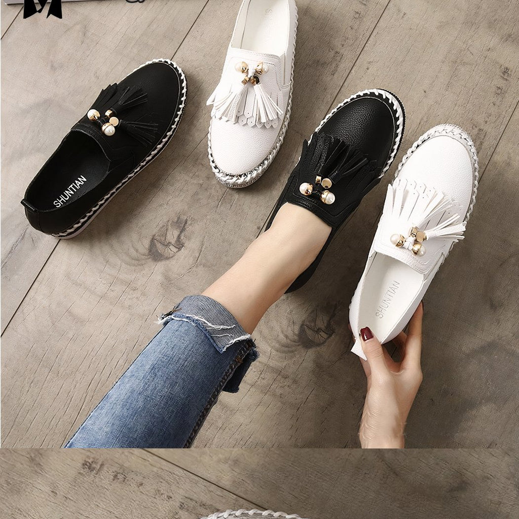 Soft loafers with tassels and trendy details for women