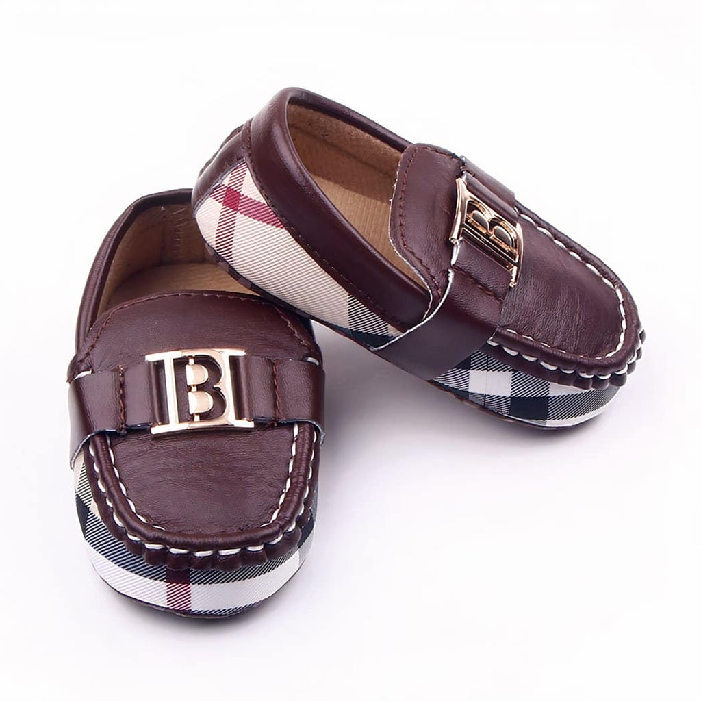 Soft moccasins with check and gold decoration for baby