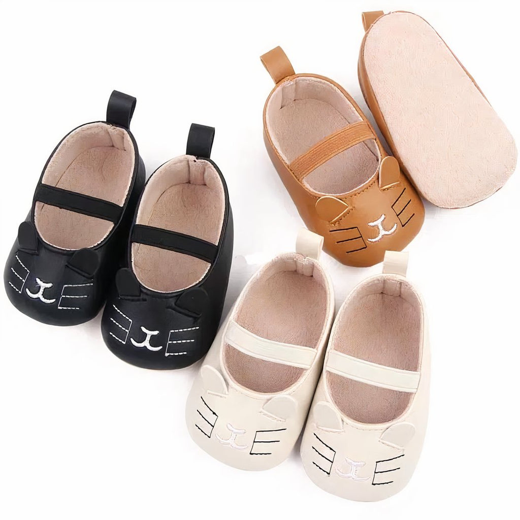 Soft moccasins with kitten pattern for baby girls