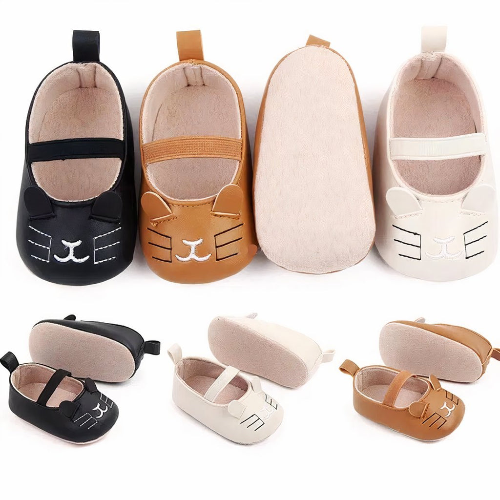 Soft moccasins with kitten pattern for baby girls