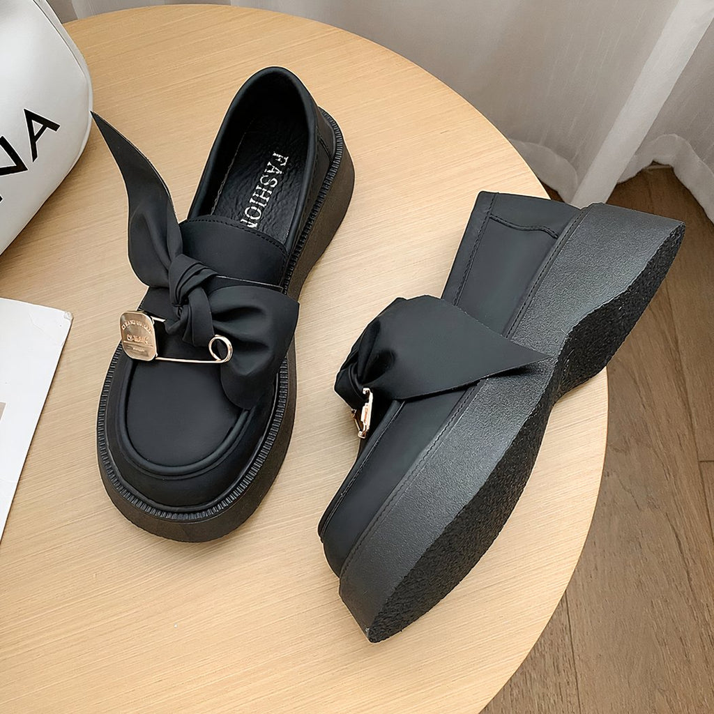 Thick-soled loafers with bow tie and pin