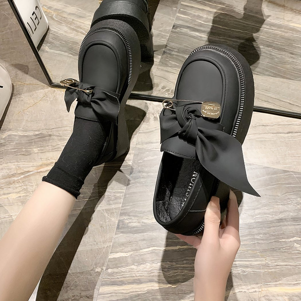 Thick-soled loafers with bow tie and pin