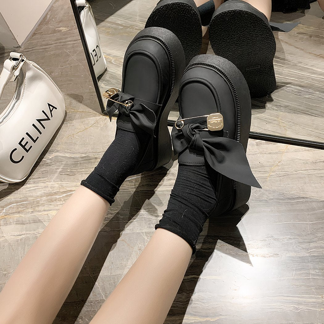 Thick-soled loafers with bow tie and pin